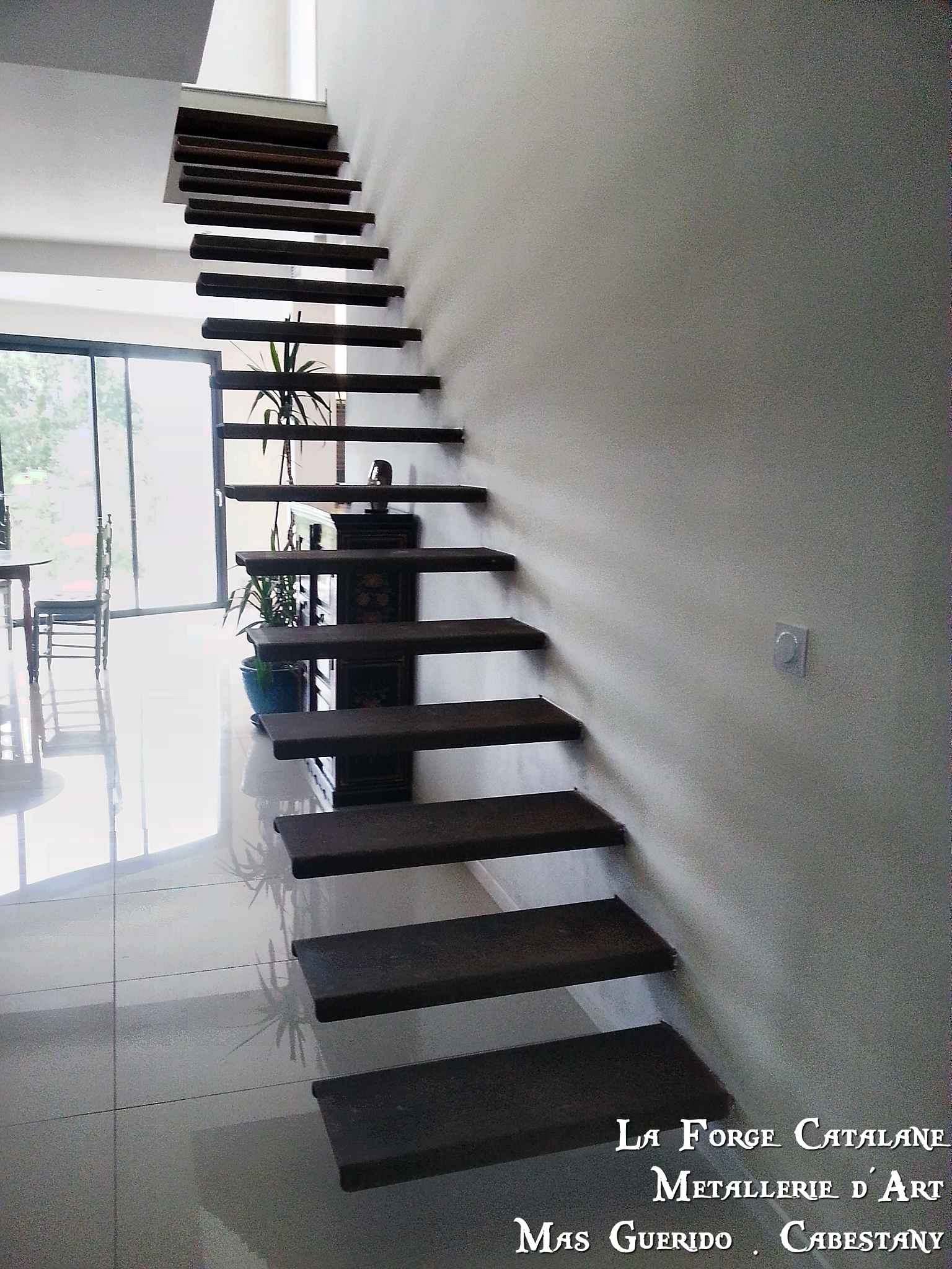 Escalier marches suspendues sans limons apparents 12 forge catalane.jpg